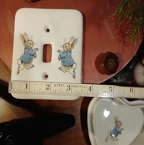 WEDGWOOD PETER RABBIT HEART-SHAPED TRINKET DISH W/ LID & MATCHING SWITCH PLATE - Picture 9 of 15